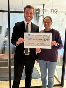 Feierliche Scheck-Übergabe durch Michael Neumaier (VR Bank)